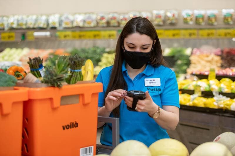 Voilà by Safeway teammate uses handheld device to assemble curbside pickup order.